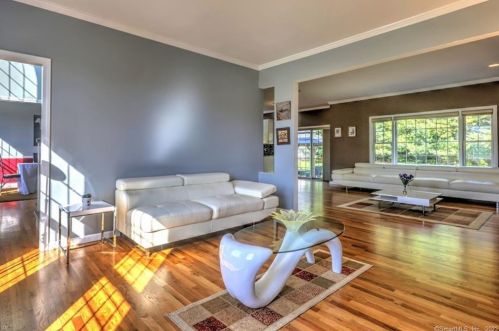 2 Dogwood Ln, Wallingford CT 06492-1953 exterior