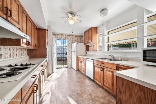 8542 Desert Steppes Dr, Tucson AZ  85710-4210 exterior