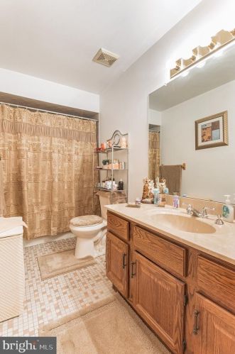 35 Aspen Dr, New Brunswick NJ 08902-1052 exterior