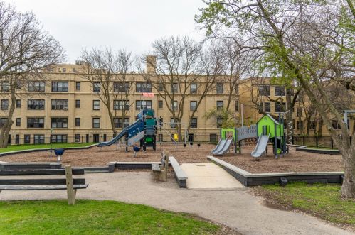 7120 Sheridan Rd, Chicago IL  60626-2915 exterior