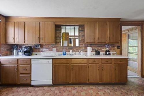 158 Center St, Windsor Locks CT 06096-2409 exterior