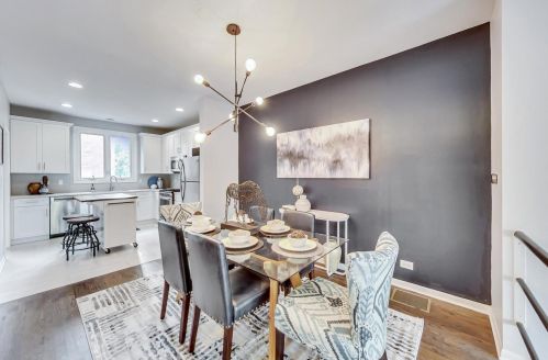 1312 Damen Ave, Chicago IL 60647-5507 exterior