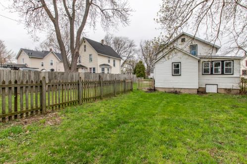 419 Ctr St, Waukegan IL 60085-3830 exterior