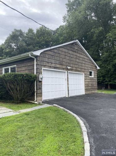 24 Drake Ln, Upper Saddle River NJ  07458-2106 exterior