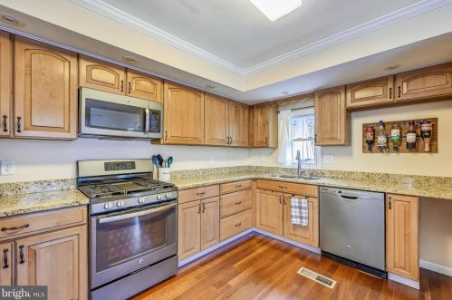 548 Crestpark Dr, Glen Burnie MD 21061-5102 exterior