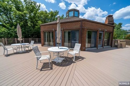 9 Lawrence Ct, Teaneck NJ 07666-6489 exterior