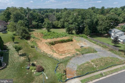 1172 Laurel Ln, Huntingdon Valley PA 19006-3216 exterior