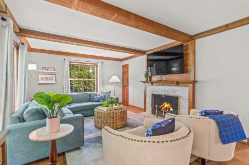 6440 Santa Monica Blvd, Milwaukee WI  53217-4249 exterior