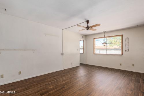 2902 Desert Cv Ave, Phoenix AZ 85028-3430 exterior