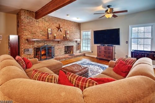 6 Ryan Ct, Chester NJ 07930-3002 exterior