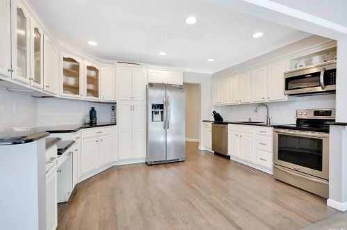 56 Fairfields Ln, Huntington Station, NY 11746-2747