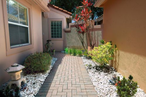 5190 Pelican Cove Dr, Boynton Beach, FL 33437-1688