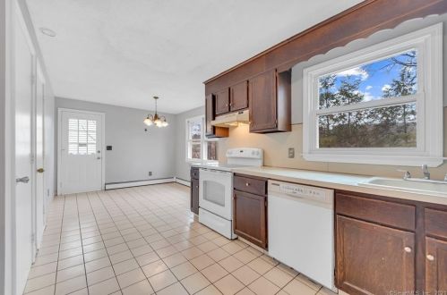 405 Francis St, New Britain CT 06053-3052 exterior