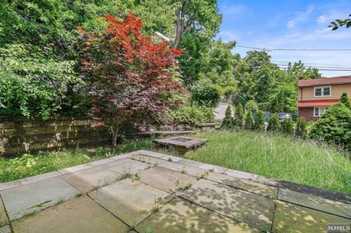 24 Casta Ln, Edgewater NJ 07020-1504 exterior