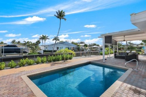 1809 Hbr Ln, Naples FL 34104-0317 exterior