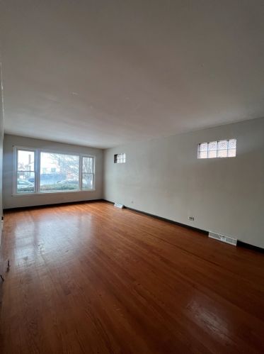 8935 Euclid Ave, Chicago IL  60617-2924 exterior