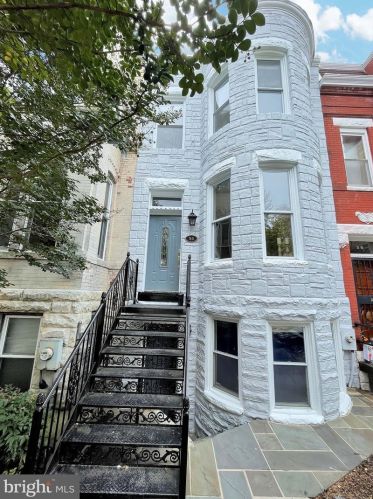 56 R St, Washington, DC 20024-3419