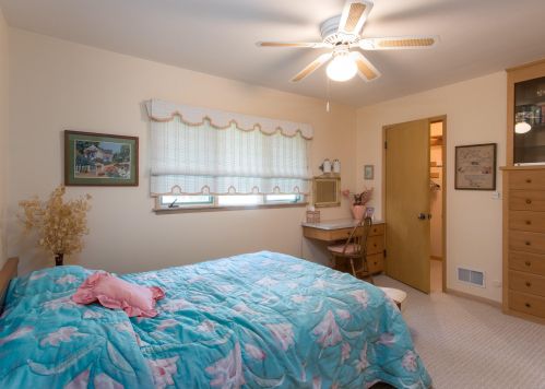 2565 Hunt Club Cir, Milwaukee WI 53209-1867 exterior