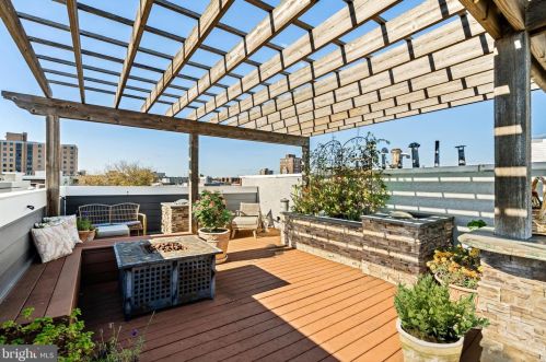 985 6th St, Philadelphia PA  19123-1405 exterior