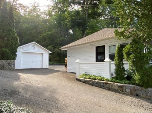 215 Mamanasco Rd, Ridgefield, CT 06877-1721