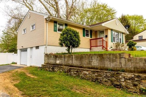 36 Park Avenue Ext, Uncasville CT 06382-1817 exterior