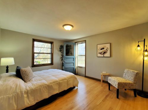 1631 Chateau Pl, Milwaukee WI 53217-6022 exterior