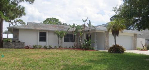686 Thornhill Dr, Fort Pierce, FL 34983-3856