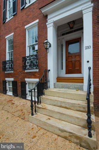 210 Pitt St, Alexandria VA  22314-3742 exterior