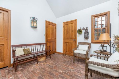 136 Mtn Spg Rd, Farmington CT 06032-1612 exterior