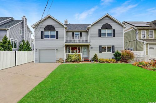 95 Midway St, Babylon NY  11702-4311 exterior