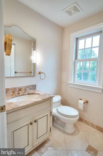 2221 Jefferson Ln, Huntingdon Valley PA 19006-6038 exterior