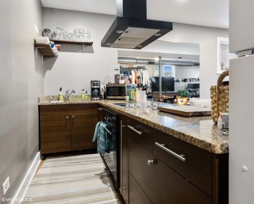 2212 Sunnyside Ave, Chicago IL 60630-3925 exterior