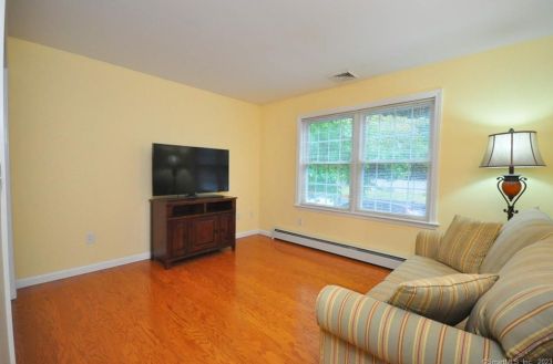 221 Marshall Phelps Rd, Windsor CT 06095-1743 exterior