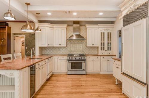 206 Windwatch Dr, Hauppauge NY 11788-3349 exterior