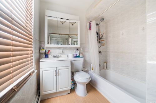 4028 Barnes Ave, Bronx NY 10466-4310 exterior