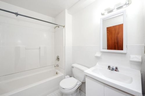 4175 Bronxwood Ave, Bronx NY 10466-4505 exterior