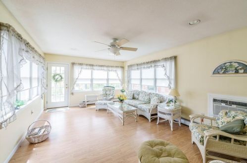 10 Montclair Dr, Enfield CT 06082-3025 exterior