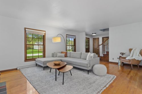 515 Manor Cir, Milwaukee, WI 53217-1735