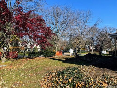 520 Wimbleton Dr, Bham MI 48009-7601 exterior