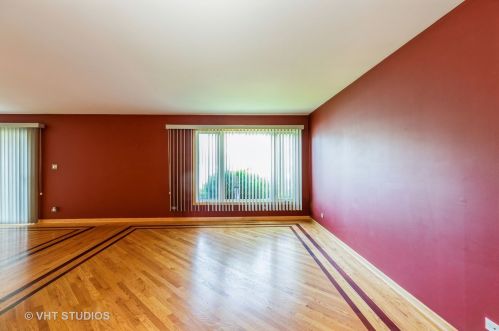 7841 Sheffield Dr, Palos Hills, IL 60465-3901