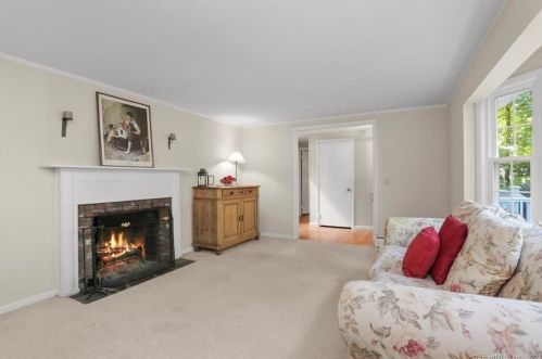 76 Mcfadden Dr, Wilton CT 06897-3912 exterior