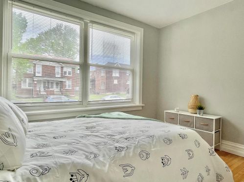 4975 Lindenwood Ave, Saint Louis MO 63109-1833 exterior