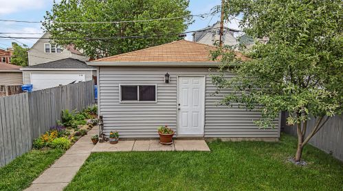 3935 Drake Ave, Chicago IL 60618-2219 exterior