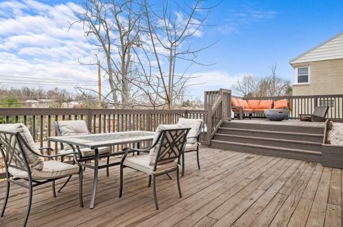 109 Rhodes Ave, Pittsburgh PA  15220-2615 exterior