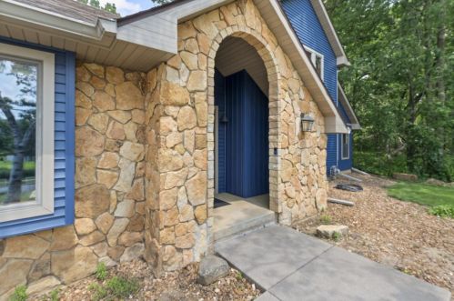 6218 Old Middleton Rd, Madison WI  53705-1040 exterior