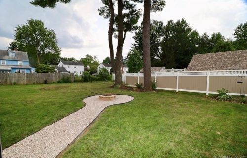 153 Bloomfield Ave, Windsor CT  06095-2819 exterior