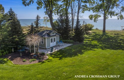 3147 Scenic Dr, Meskegon MI  49445-9609 exterior