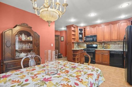 1912 Mulford Ave, Bronx NY 10461-4305 exterior