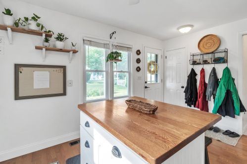 8125 Lk Wood Dr, Kalamazoo MI 49002-4338 exterior