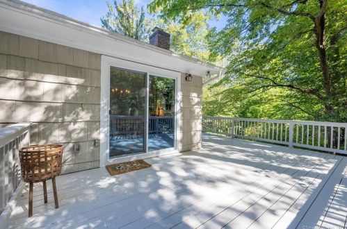 1 Hidden Lk Ct, Ridgefield CT 06877-2310 exterior